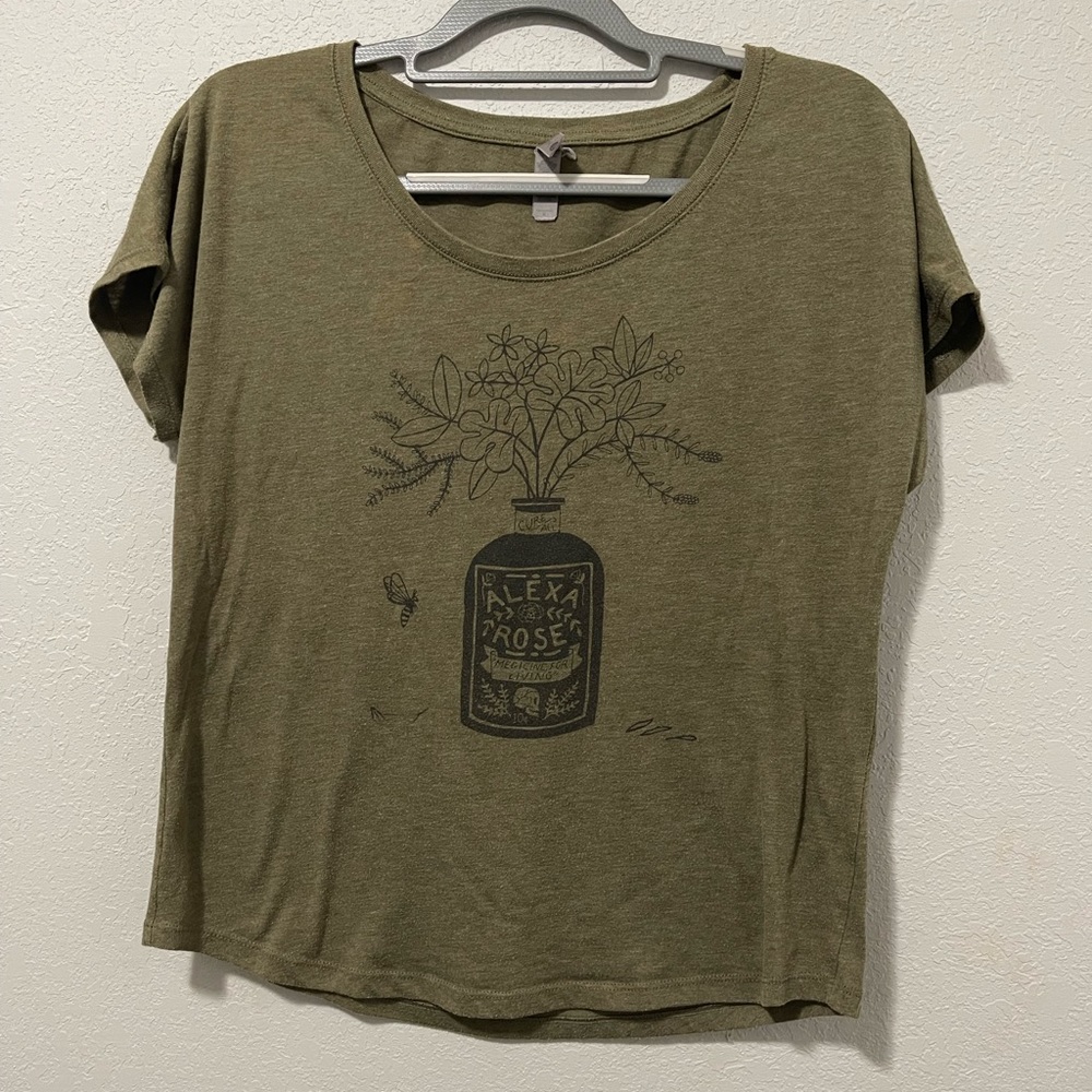 🐙Next Level Apparel Green t-shirt